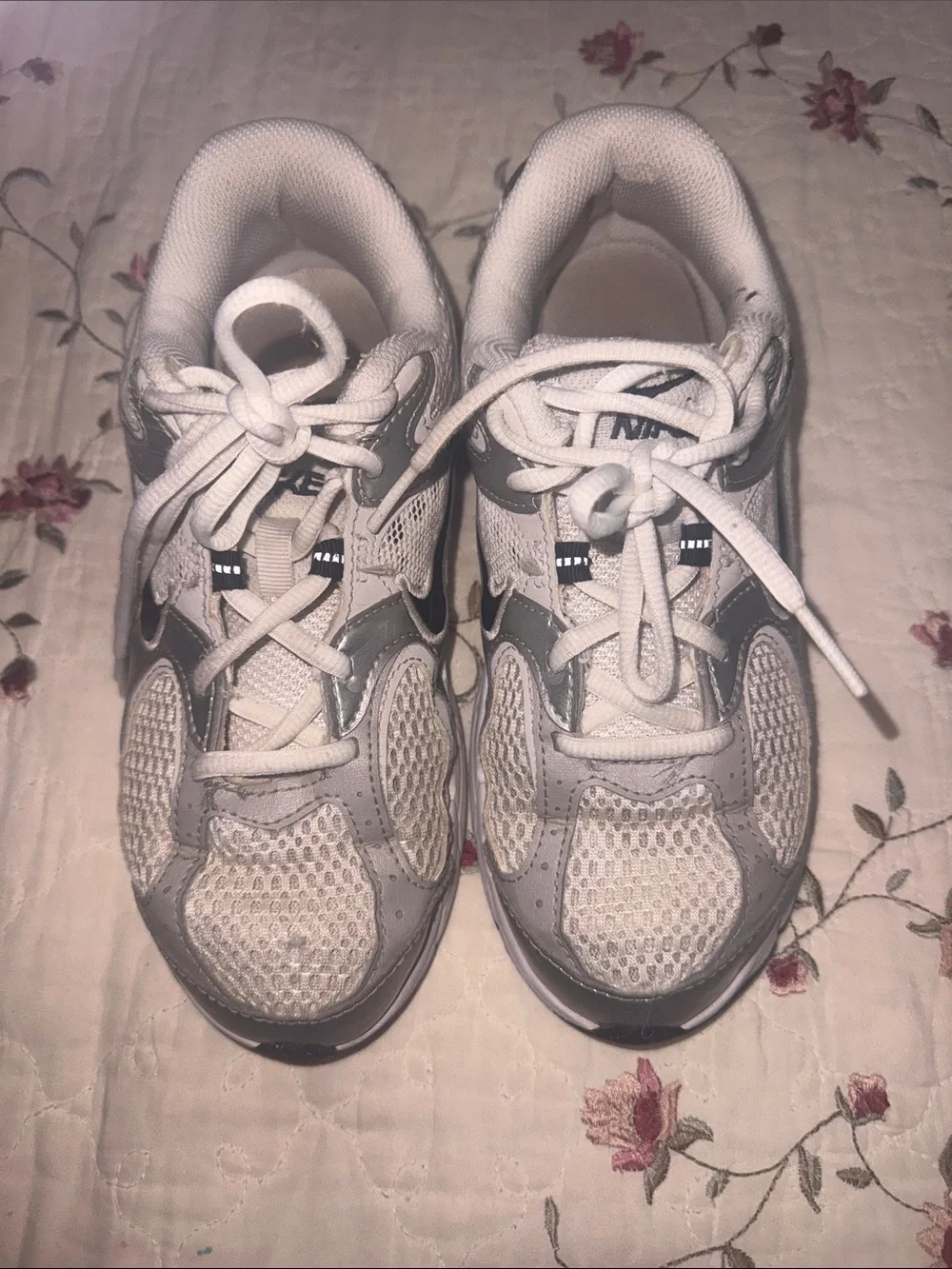 Nike girls’s White and Silver Training Sneakers